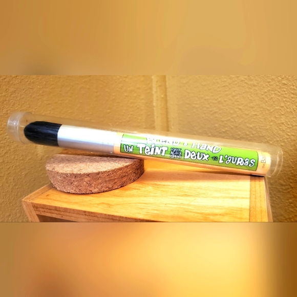 NEW The Balm Blend a Hand Tapered Foundation Makeup Brush - Picture 2 of 8